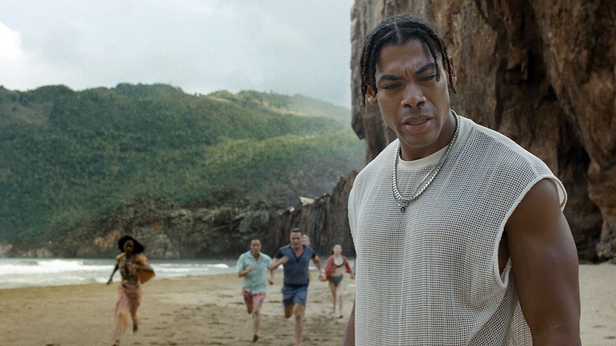 "Old": Erste Bilder und Trailer zum schockierenden Strand-Thriller