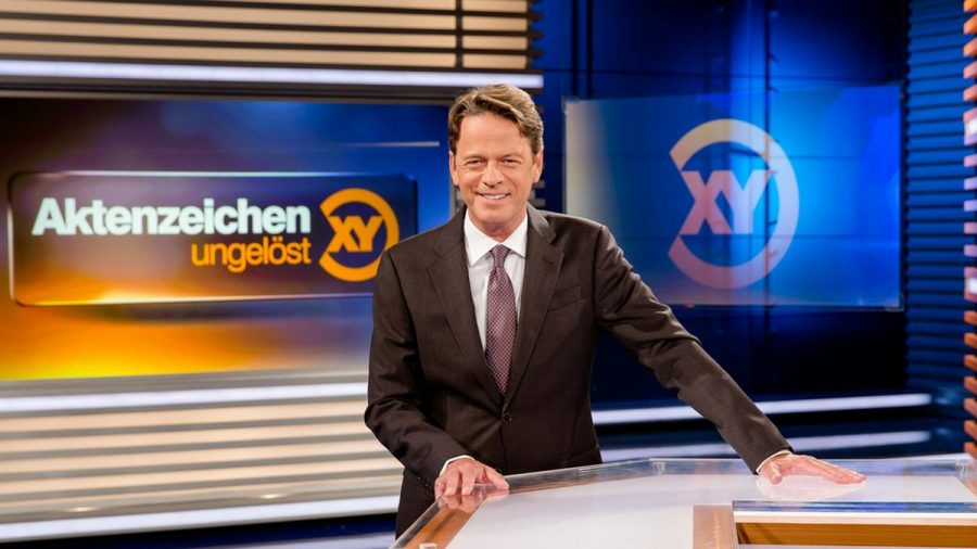 "Aktenzeichen XY... ungelöst": Moderator Rudi Cerne im Studio. (ili/spot)