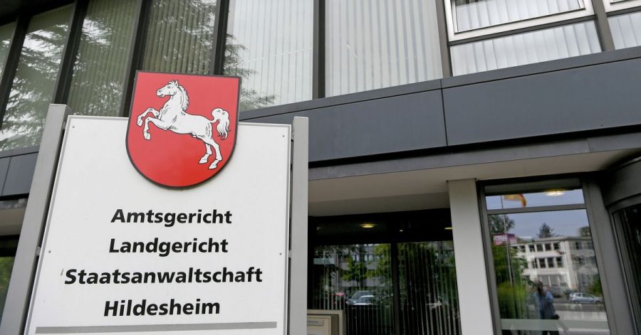 Eine Hinweistafel vor dem das Landgericht Hildesheim. Weil sie ihren siebenjährigen Sohn während des ersten Corona-Lockdowns schwer misshandelt haben soll, muss sich eine Mutter vor Gericht verantworten. (zu dpa: «Mutter soll Siebenjährigen im Lockdown schwer misshandelt haben»)