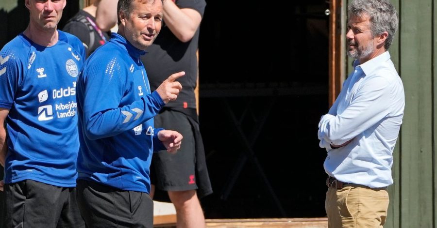 Kronprinz Frederik von Dänemark (r.) mit Dänemarks Träner Kasper Hjulmand (m.) beim Training der dänischen Nationalmannschaft.
