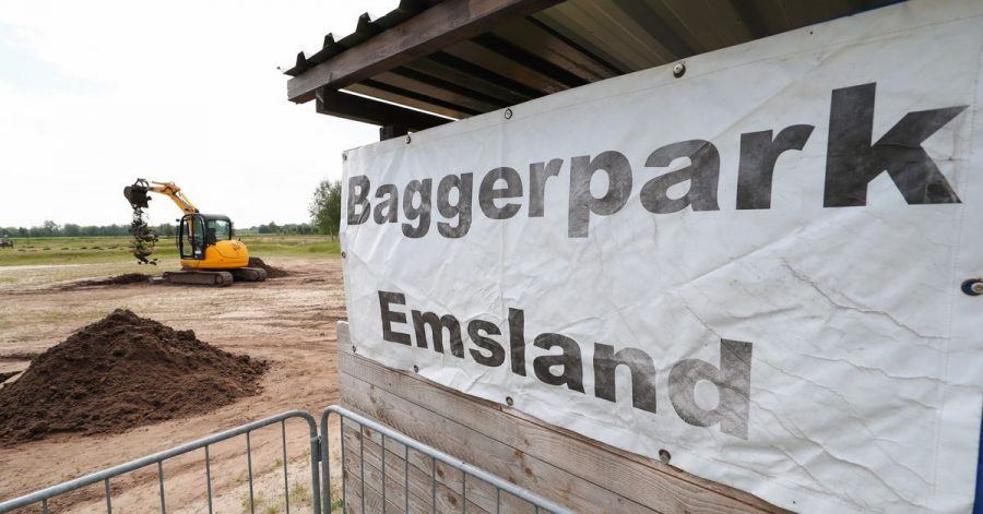 Ein Bagger ist im Einsatz im Baggerpark Emsland. Privatleute können auf dem Gelände Baufahrzeuge vom Minibagger bis zum 21-Tonnen Bagger ausprobieren.