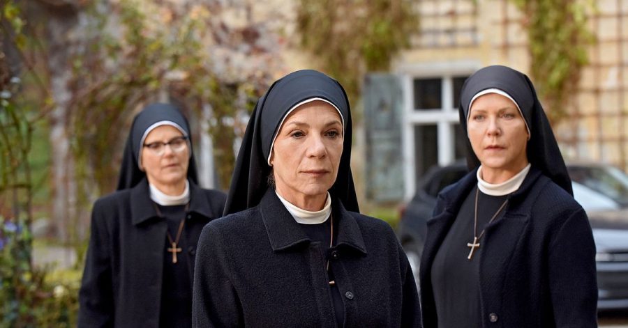 Schwester Hanna (Janina Hartwig, r) und Schwester Hildegard (Andrea Sihler, l) machen sich Sorgen um die Mutter Oberin. Oberin Theodora (Nina Hoger, M.) bereut ihre desaströse Fehlinvestition zutiefst und will im Kloster bleiben um Kraft zu finden.