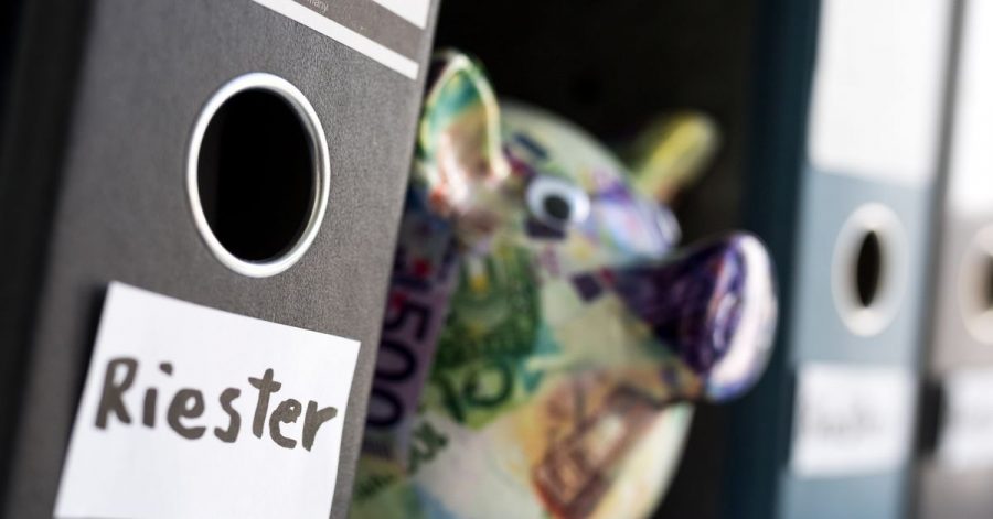 Wird der Riester Vertrag fällig, sollten Verbraucher sich fragen: Lohnt die monatliche Rente sich wirklich?