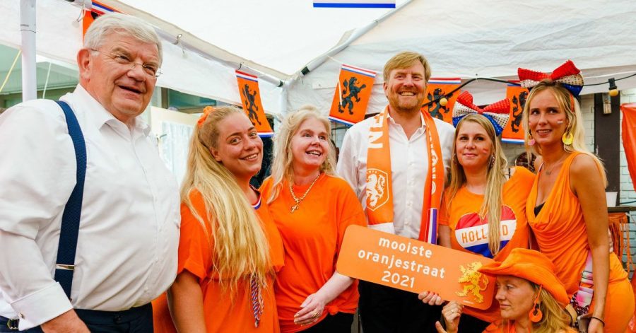 Dicht an dicht: König Willem-Alexander von den Niederlanden (M.) besucht Fußballfans an der schönsten Oranjestraat des Landes.