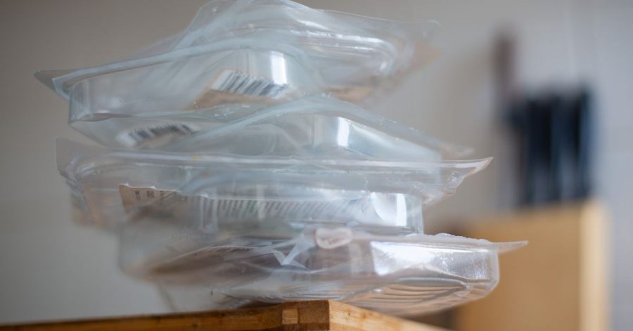 Seit 1991 landen sie meist in der Gelben Tonne: Plastikverpackungen. Doch nicht immer sind sie ohne Weiteres recycelbar.
