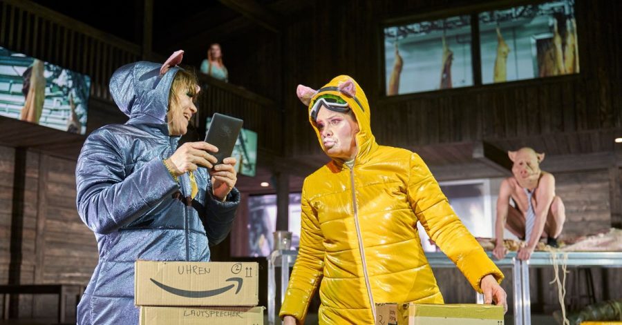Darsteller mit Schweine-Masken: «Lärm. Blindes sehen. Blinde sehen!» von Elfriede Jelinek feiert in Hamburg Premiere.