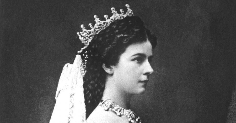 Die österreichische Monarchin im Krönungsornat als Königin von Ungarn (Aufnahmedaten unbekannt).