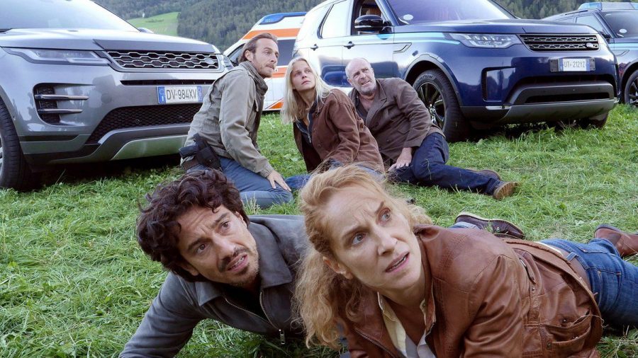"Der Bozen-Krimi: Zündstoff": Sonja (Chiara Schoras) und Riccardo (Stefano Bernardin) gehen in Deckung. (cg/spot)