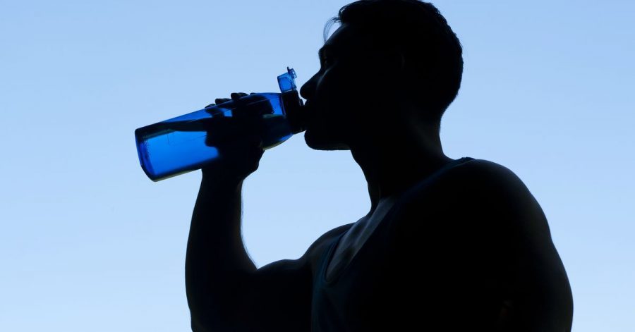 Volle Pulle auf dem Motorrad? Ja bitte, zumindest wenn es um genügend Nachschub an Flüssigkeit auf der Sommertour geht. Nicht erst trinken, wenn man durstig wird.
