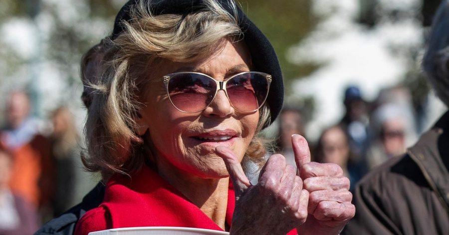 Jane Fonda zeigt mit den Daumen nach oben, während sie erneut bei einer Kundgebung zum Thema Klimaschutz vor dem Kapitol von Polizisten festgenommen wurde. Die Oscar-Preisträgerin (83) macht sich derzeit mit Krafttraining für eine Protestaktion fit.