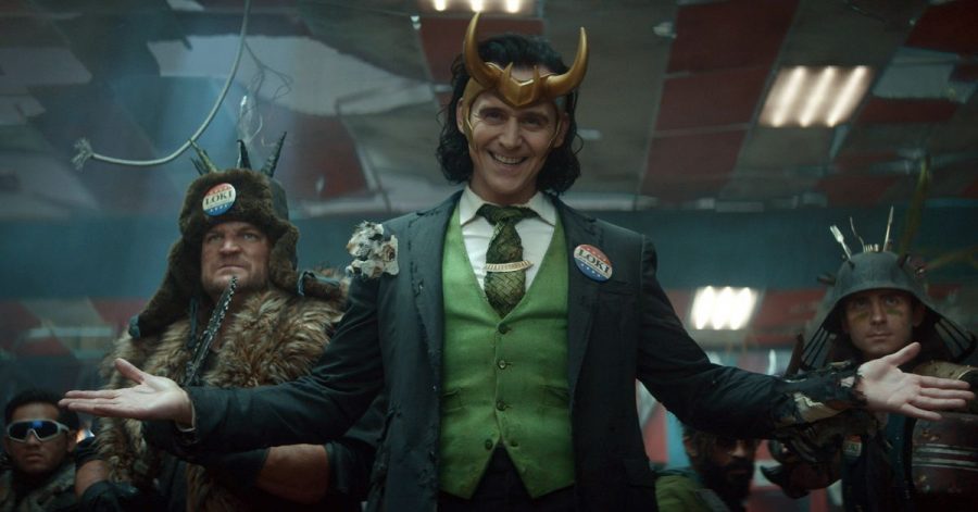 Loki (Tom Hiddleston, M) bekommt eine eigene Miniserie beim Streamingdienst Disney+.