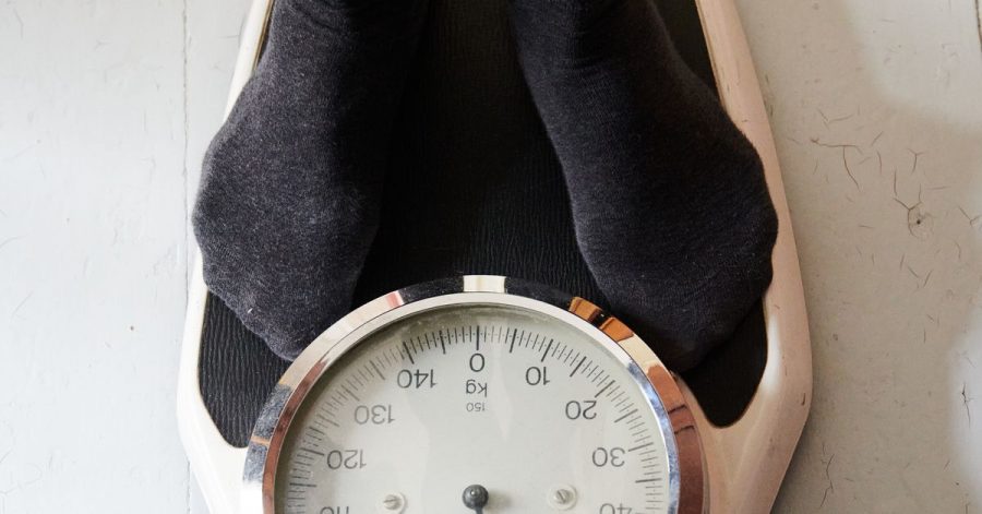 Zu viele Pfunde auf der Waage: Während des Lockdowns haben sich viele schlecht ernährt und zuwenig bewegt.