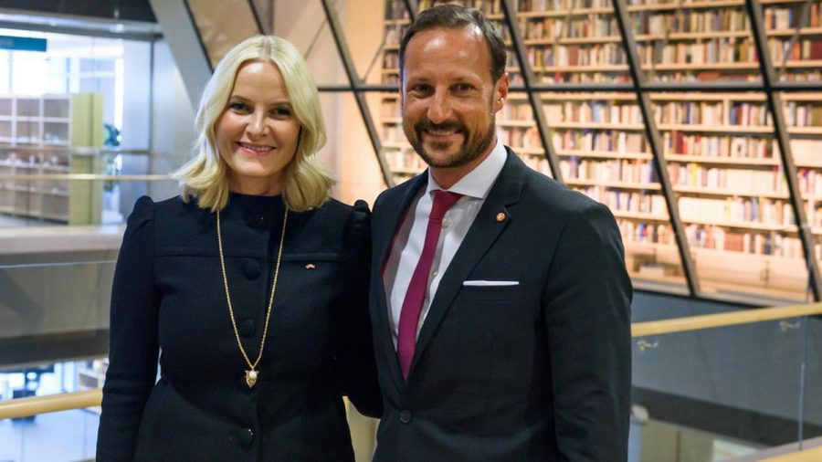 Mette-Marit und Kronprinz Haakon von Norwegen hatten bei einer Kajak-Tour sichtlich Spaß. (jru/spot)