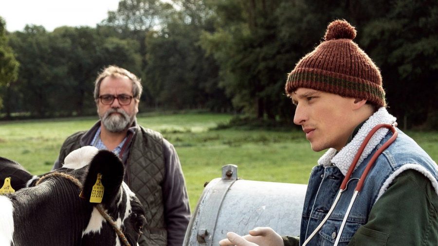 "Viele Kühe und ein schwarzes Schaf": Henning (Matthias Brenner) und Martin (Oliver Konietzny, r.) haben unterschiedliche Diagnosen bei einer Milchkuh. (cg/spot)