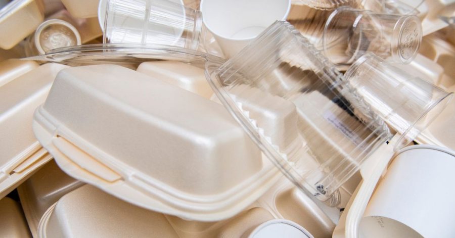 Eine EU-Richtlinie soll ab 3. Juli die Herstellung zahlreicher Einweg-Plastik-Produkte verbieten.