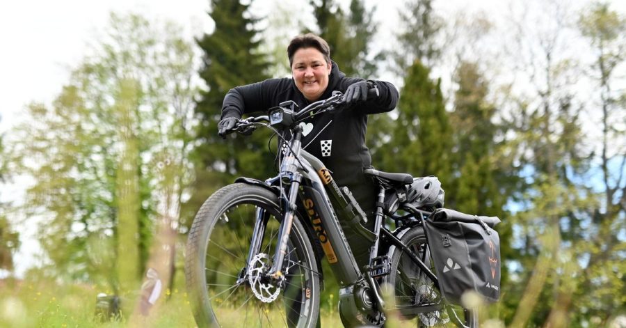 An guten Tagen schafft Sabine Serr auch mal eine längere Tour mit ihrem E-Bike. An schlechten kommt sie kaum die Treppe hoch.