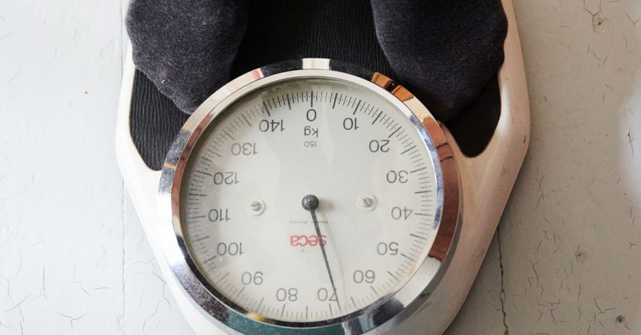 Rund 40 Prozent der Teilnehmer einer Umfrage haben seit Pandemie-Beginn an Gewicht zugelegt - im Durchschnitt 5,6 Kilogramm.