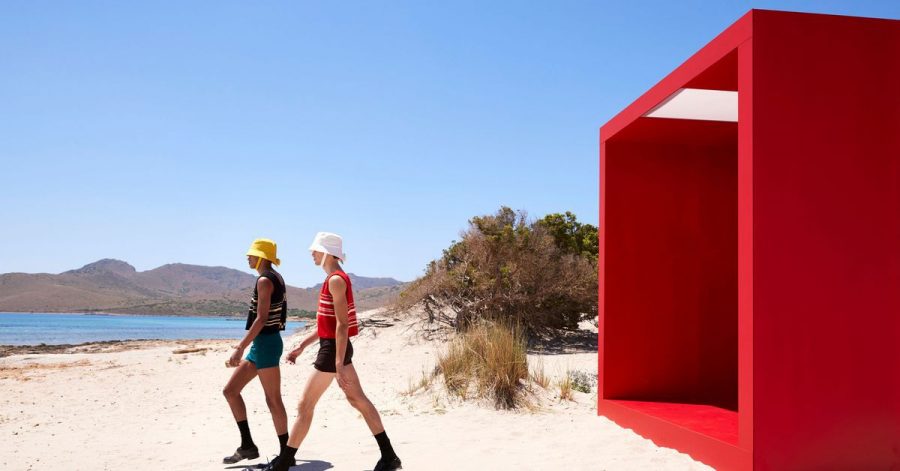 Models präsentieren im Rahmen der Mailänder Modewoche "short short" in einer Kreation von Prada der Kollektion Frühjahr/Sommer 2022 am Strand.