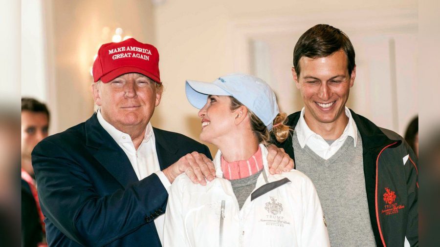 Donald Trump mit Tochter Ivanka und deren Ehemann Jared Kushner (re.) im Jahr 2015 (eee/spot)