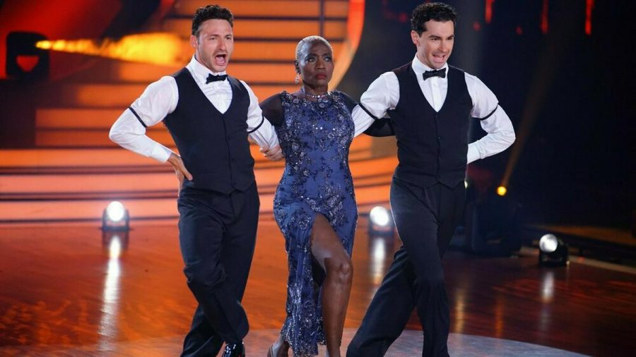 Robert Beitsch (li.) mit Auma Obama und Andrzej Cibis bei einem Auftritt der diesjährigen Staffel (jom/spot)