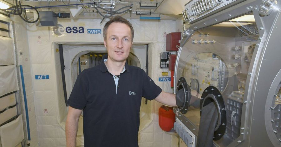 Astronaut Matthias Maurer steht in einem Trainingsmodul im Europäischen Astronautenzentrum in Köln.