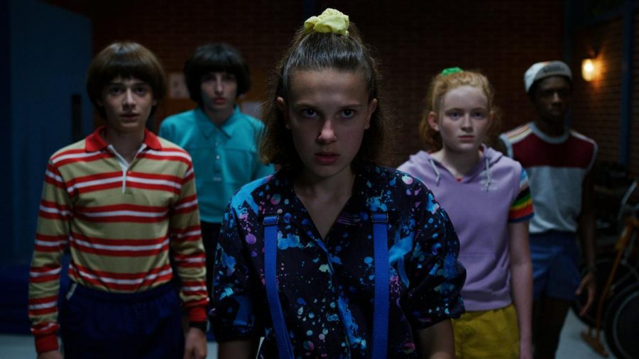 Millie Bobby Brown (vorne) und ihre Clique in der dritten Staffel von "Stranger Things" (wue/spot)