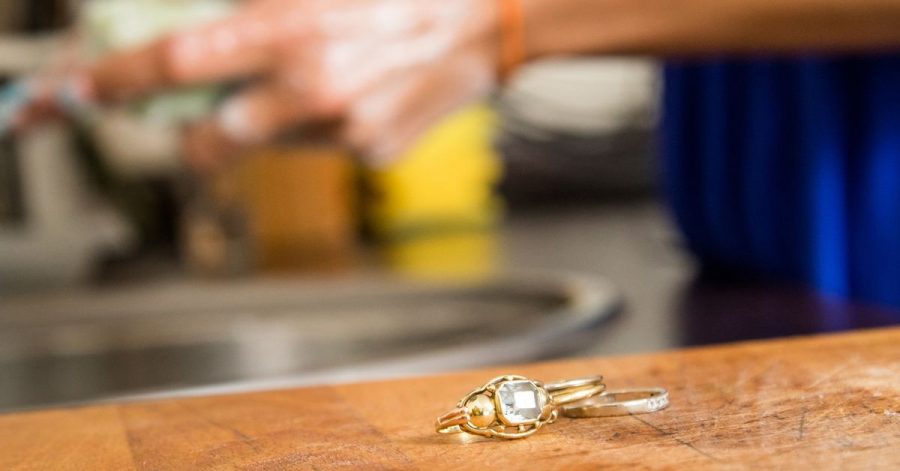 Es lohnt sich schönen Schmuck bei Tätigkeiten wie Spülen oder Putzen abzulegen.