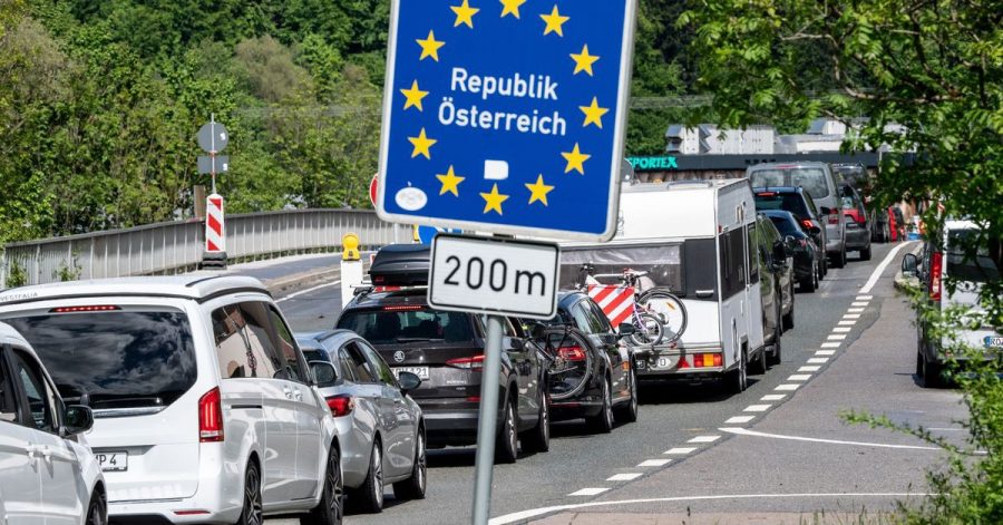 Der Verkehr staut sich auf einer Brücke über den Inn kurz vor der Einreise nach Österreich.