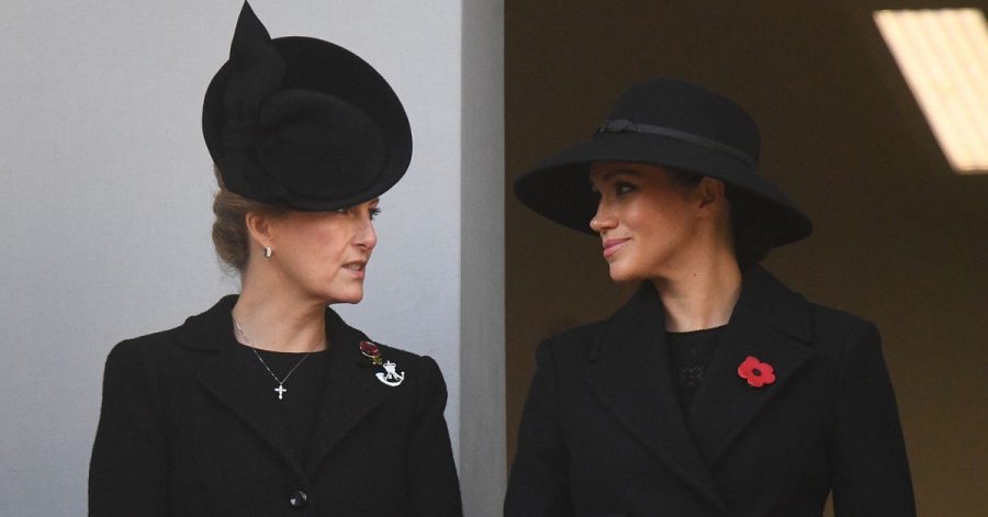 Die Herzogin von Sussex Meghan (r) und Sophie, Gräfin von Wessex, hier bei einem Gedenkgottesdienst am «Cenotaph Memorial», einem Kriegsdenkmal im Londoner Regierungsviertel.