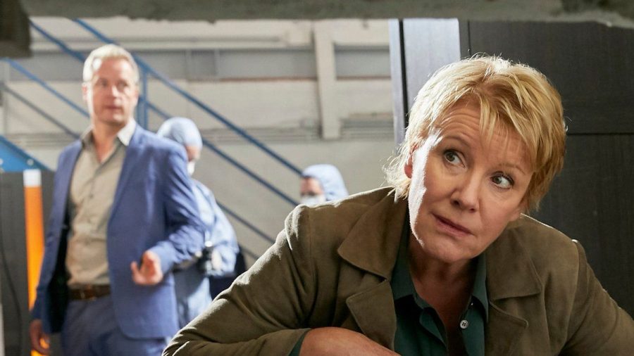 "Marie Brand und der Duft des Todes": Jürgen Simmel (Hinnerk Schönemann) und Marie Brand (Mariele Millowitsch) besichtigen den Tatort. (cg/spot)