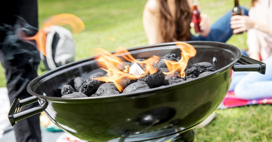 Auf Spiritus oder Alkohol als Brandbeschleuniger sollte man beim Grillen verzichten.