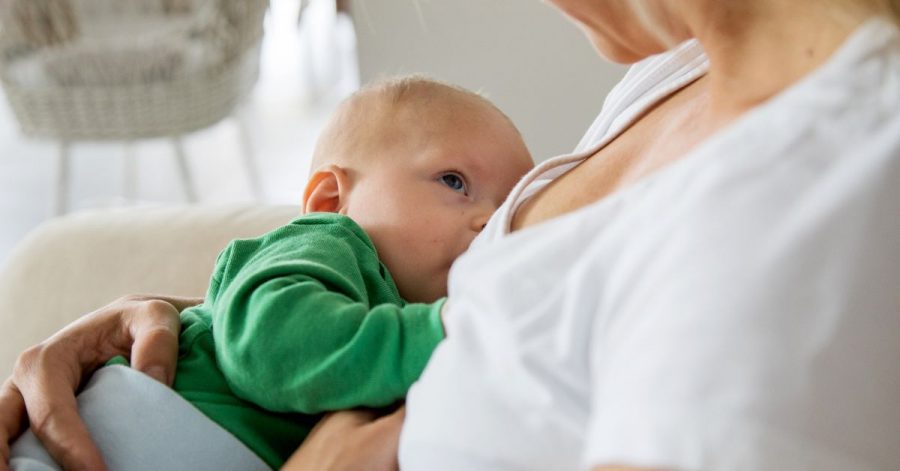 Babys genügt in den ersten Monaten die mütterliche Brust als Trinkquelle.