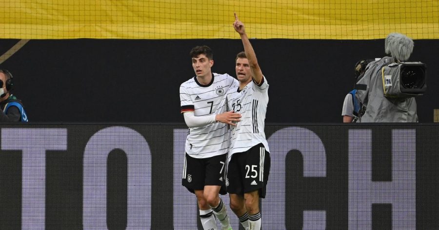 Kai Havertz (l) und Thomas Müller feiern das 4:0.