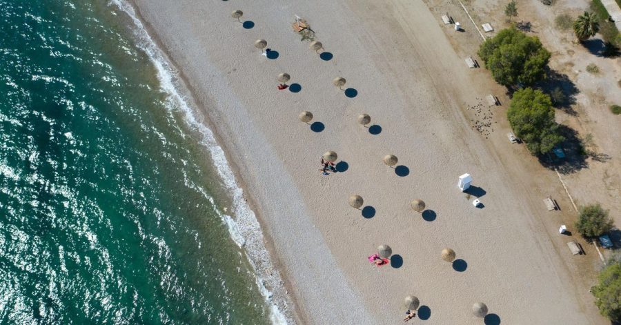 An einem Strand südlich von Athen: Griechenland empfängt bereits seit einigen Wochen wieder Touristen.