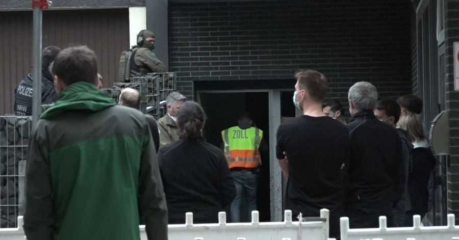 Einsatzkräfte bei dem Einsatz gegen die Rauschgiftkriminalität vor einem Bürogebäude in Essen.