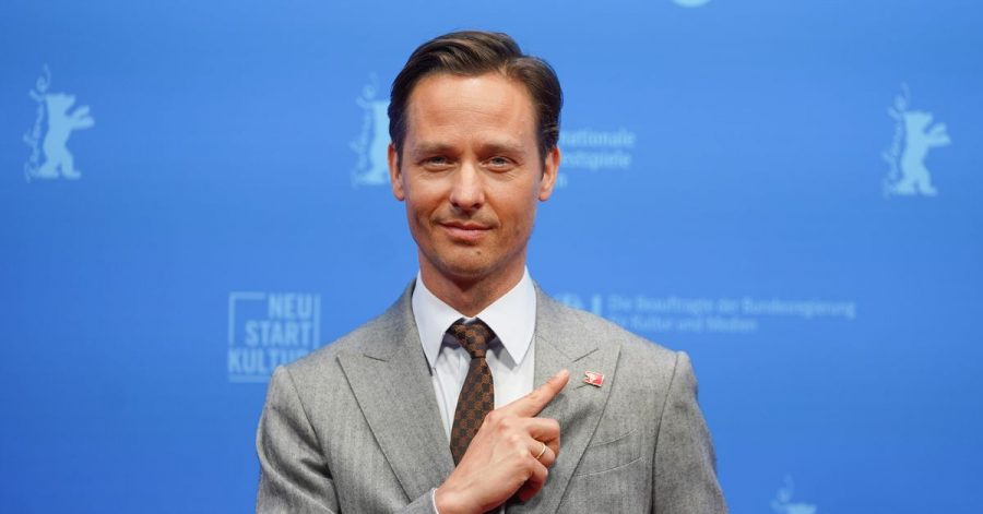 Der Schauspieler Tom Schilling kommt zur Filmpremiere des Films «Fabian oder Der Gang vor die Hunde» ins Freiluftkino auf der Berliner Museumsinsel.