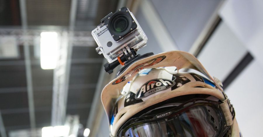 Hält am Helm: Actioncams werden meist mit umfangreichem Zubehör geliefert, das auch unkonventionelle Befestigungsmethoden erlaubt.