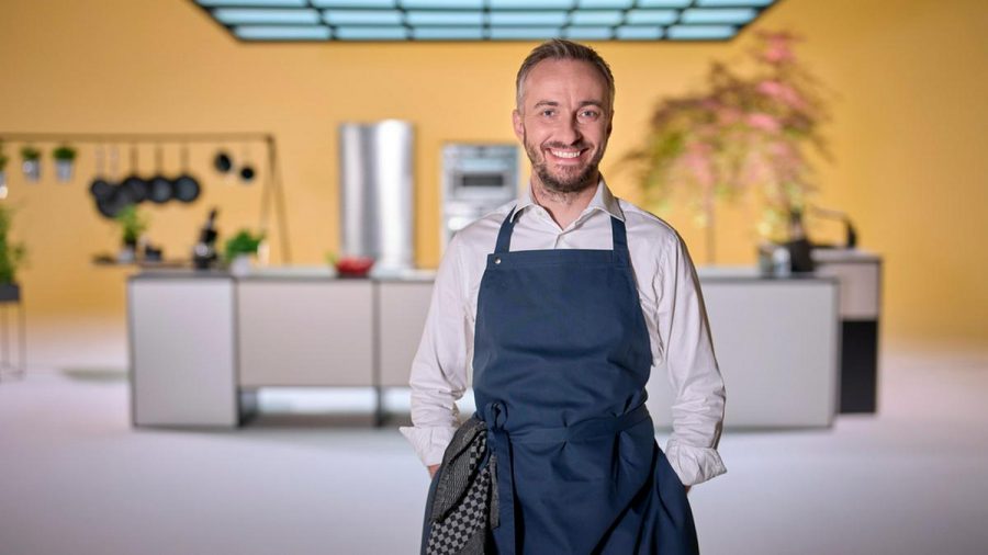 Jan Böhmermann in der Küche von seiner neuen Show "Böhmi brutzelt". (amw/spot)
