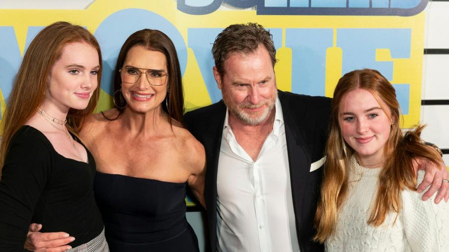 Schauspielerin Brooke Shields und Ehemann Chris Henchy und ihre Töchter Rowan (r.) und Grier auf dem roten Teppich. (jru/spot)