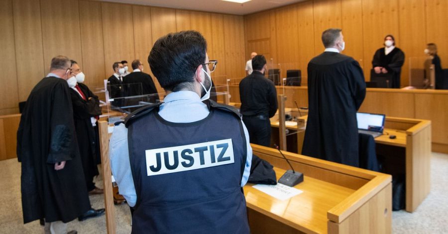 Der ehemalige Bundesligaprofi Deniz Naki (4.v.r.) steht im Landgericht hinter der Anklagebank.