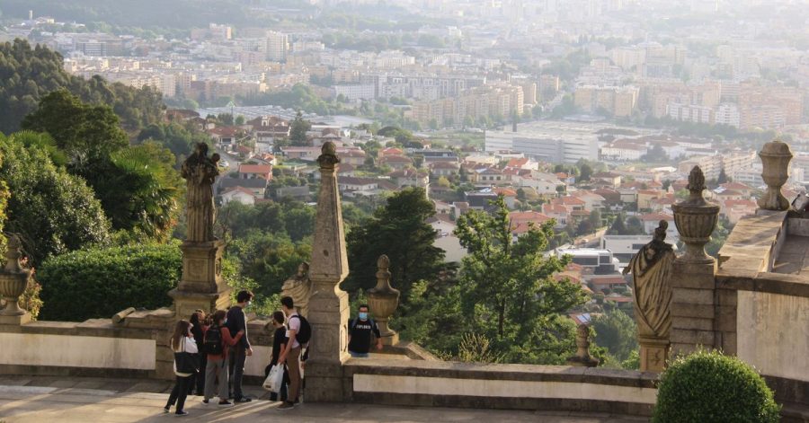 Die Stadt verliert sich im Dunst: Blick von der Wallfahrtskirche auf Braga.