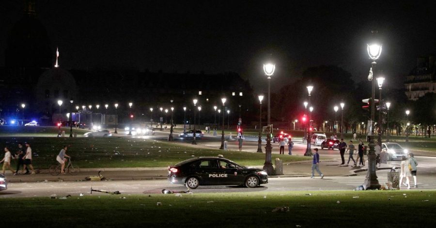 Ein Polizeifahrzeug patrouilliert in der Nähe von Les Invalides am frühen Morgen, nachdem sich Menschen am Freitagabend zu einer nicht genehmigten Party versammelt hatten.