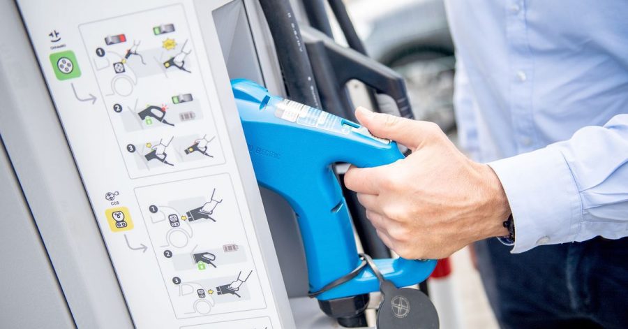 Zapfen ohne Zeche? Mancherorts bieten zum Beispiel Discounter kostenlose Lademöglichkeiten für E-Autos an.