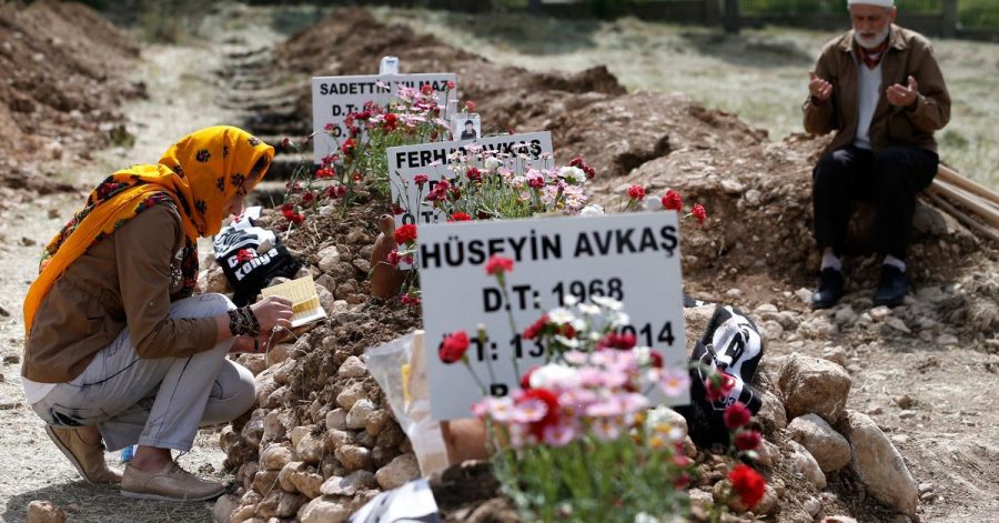 Trauernde beten an den Gräbern der bei einer Explosion in der Kohlegrube im türkischen Soma getöteten Bergleute.