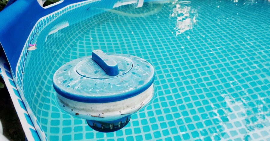 Damit das Wasser im Pool lange frisch bleibt, können Chlorschwimmer eine Lösung sein.