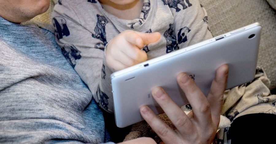Neue Spiele-Apps für Kleinkinder sollten Eltern zunächst selbst austesten und dann gemeinsam mit ihrem Nachwuchs entdecken.