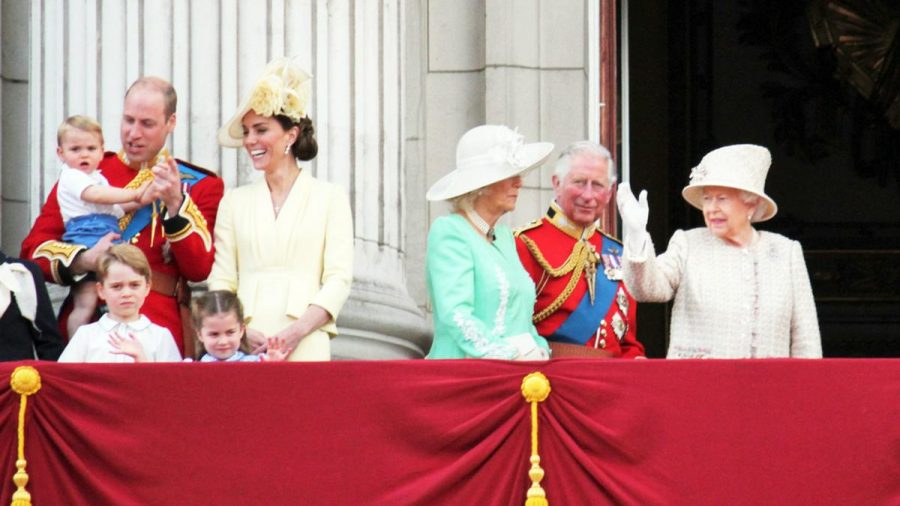 Die Queen (r.) mit weiteren Mitgliedern der königlichen Familie bei der "Trooping the Colour"-Parade im Jahr 2019 (wue/spot)