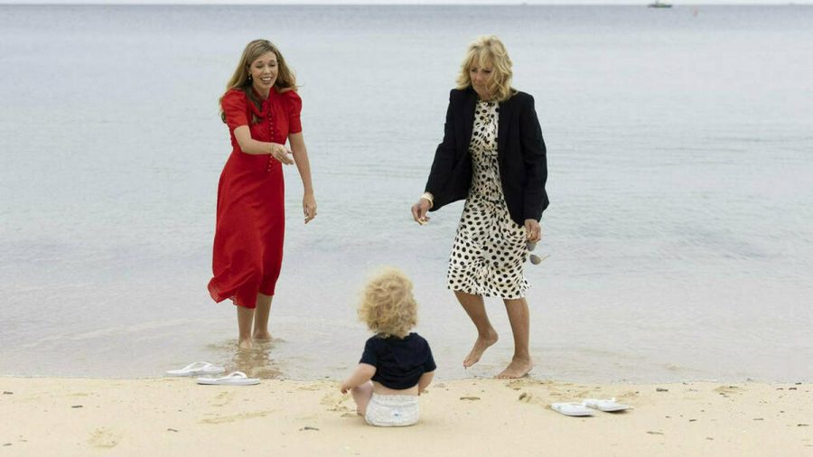 Carrie Johnson (l.) mit ihrem Sohn Wilfred und Jill Biden am südenglischen Strand. (dr/spot)