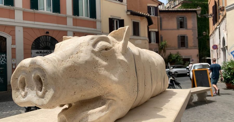 Die Skulptur eines Spanferkels mitten im Ausgehviertel Trastevere erntet von Tierschützern viel Kritik.