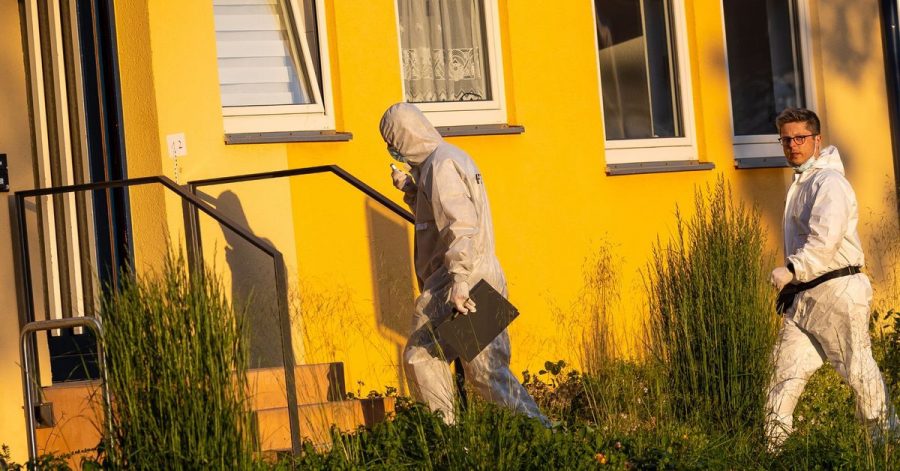 Mitarbeiter der Spurensicherung der Polizei am Tatort in Espelkamp.